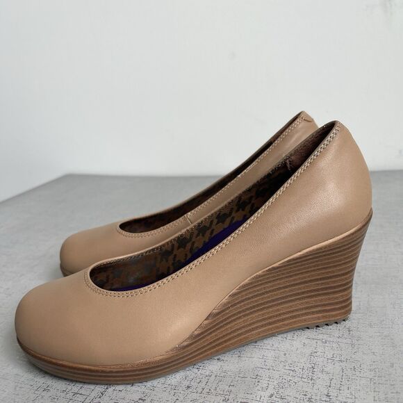 Crocs Women's A-Leigh Closed Toe Wedge Heels Size 6 Tan Beige Preppy - Picture 1 of 11